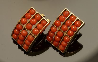 PAIRE DE BOUCLES D'OREILLES en or jaune 18k...