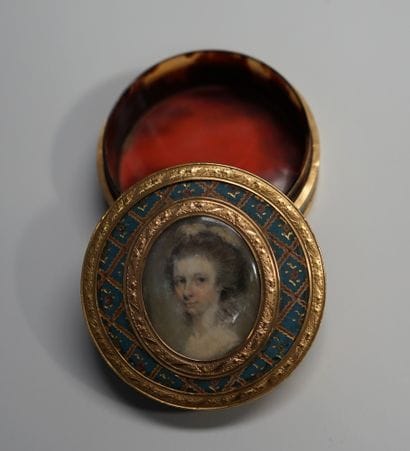 Round box, the interior in tortoiseshell,...