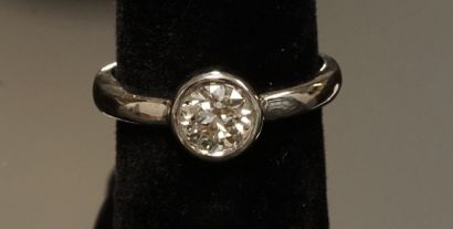 BAGUE solitaire en or gris 18k (750/°°) centrée...