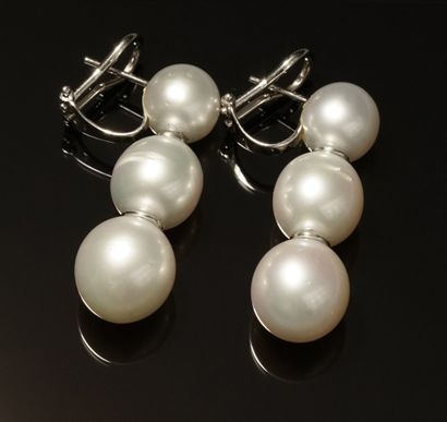 PAIRE DE PENDANTS D'OREILLES en or blanc...