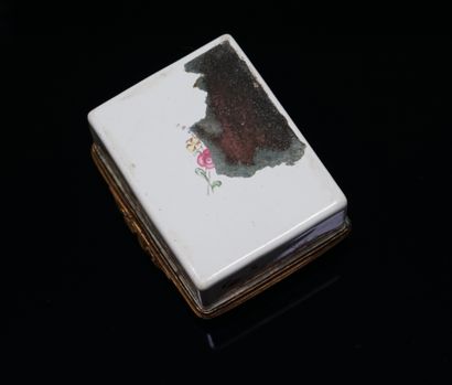 TABATIERE in enamelled metal, the outside...