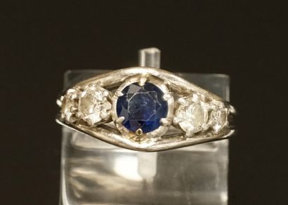 RING in 18k (750/°°) white gold wire centered...