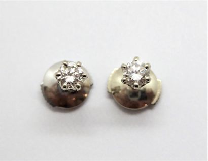 EARRINGS in 18K (750/°°) white gold set with...