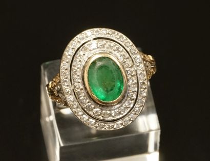 18k (750/°°) yellow gold ring centered on...