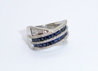 RING in 18K (750/°°) white gold, cross-set...