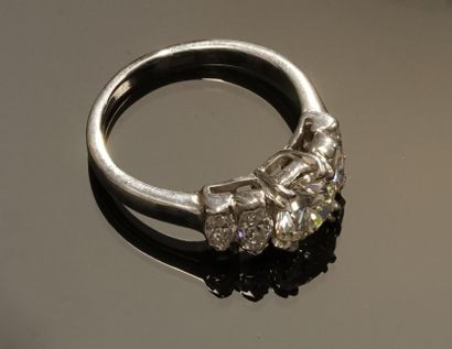 BAGUE en or gris 18k (750/°°) centrée d'un...
