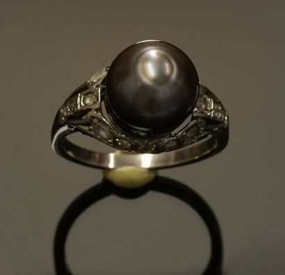 RING in 18k (750/°°) white gold, the openwork...