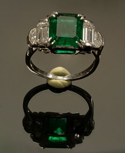 BAGUE en or gris 18k (750/°°) centrée d'une...