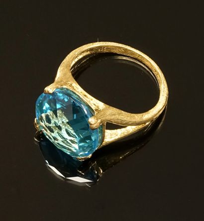 BAGUE en argent doré (vermeil) 925/°° centrée...