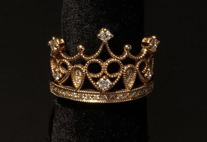 BAGUE en or jaune 18K (750/°°) figurant une...