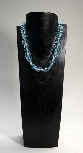 COLLIER composé de briolettes de topaze bleu...