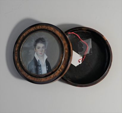 Round box in tortoiseshell and burl veneer,...