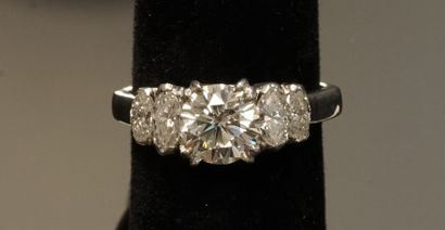 BAGUE en or gris 18k (750/°°) centrée d'un...