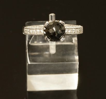 Silver ring 925/°° centered with a black...