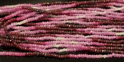 COLLIER de 8 rangs de perles facettées de...