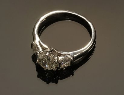 BAGUE en or gris 18k (750/°°) centrée d'un...