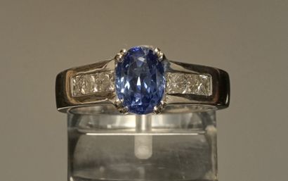 BAGUE en or gris 18k (750/°°) centrée d'un...