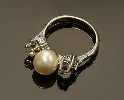 RING in 18k white gold (750/°°) centered...
