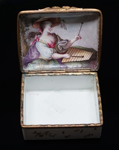 TABATIERE in enamelled metal, the outside...
