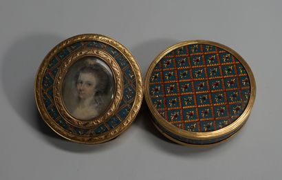Round box, the interior in tortoiseshell,...