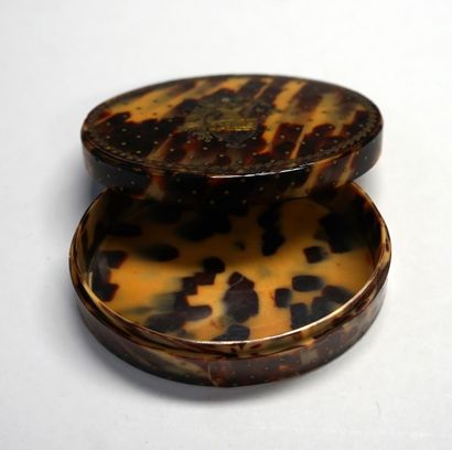 Oval box in tortoiseshell, the lid decorated...