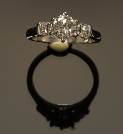 BAGUE en or gris 18k (750/°°) centrée d'un...
