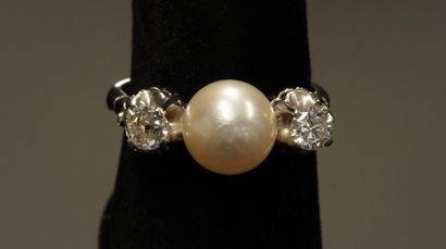 RING in 18k white gold (750/°°) centered...