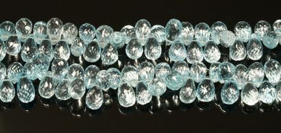 COLLIER composé de briolettes de topaze bleu...
