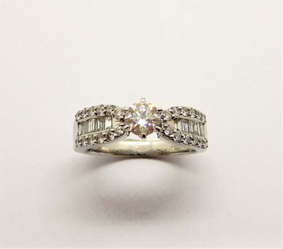 RING in 18K white gold (750/°°) set with...