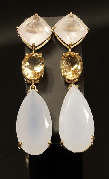 PAIRE DE PENDANTS D'OREILLES en argent doré...