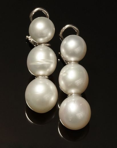 PAIRE DE PENDANTS D'OREILLES en or blanc...