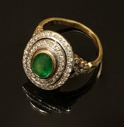 18k (750/°°) yellow gold ring centered on...