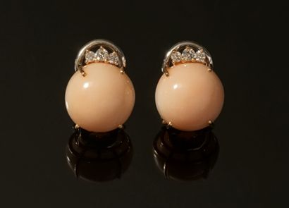 PAIRE DE CLOUS D'OREILLES en or blanc et...