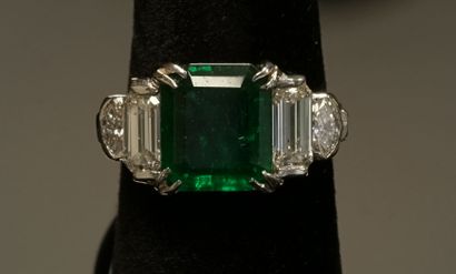 BAGUE en or gris 18k (750/°°) centrée d'une...