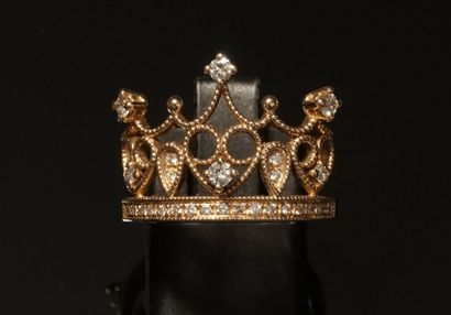 BAGUE en or jaune 18K (750/°°) figurant une...