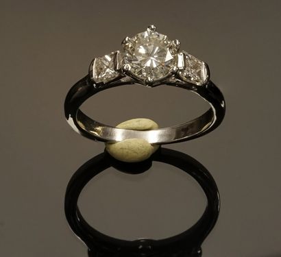 BAGUE en or gris 18k (750/°°) centrée d'un...