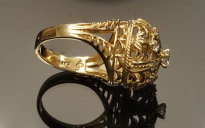 FABERGE, Attribué à - BAGUE en or jaune 18k...