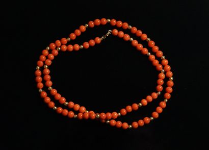 COLLIER composé de perles rondes de corail...