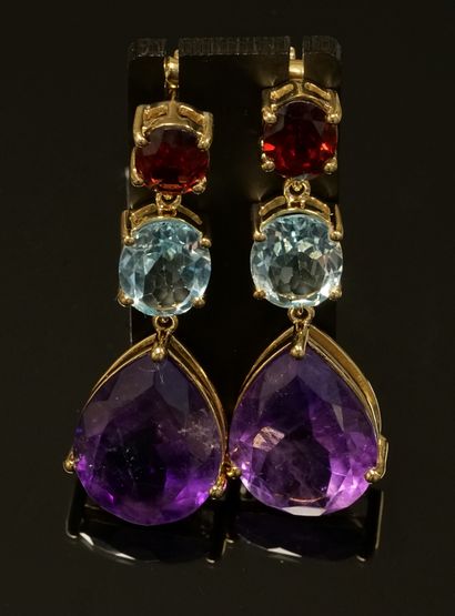 PAIRE DE PENDANTS D'OREILLES en argent doré...