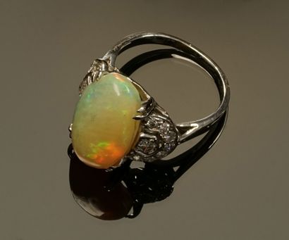 RING in 18k (750/°°) white gold centered...
