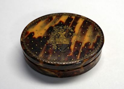 Oval box in tortoiseshell, the lid decorated...