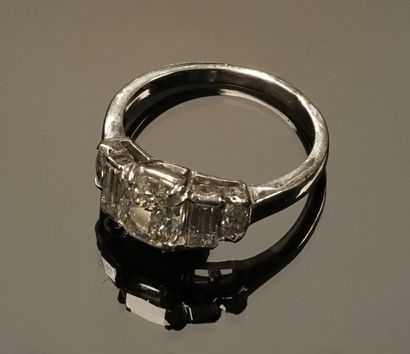 BAGUE en or gris 18k (750/°°) centrée d'un...