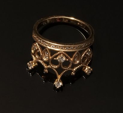 BAGUE en or jaune 18K (750/°°) figurant une...