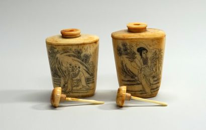 SET composed of 2 snuffboxes in bone with...