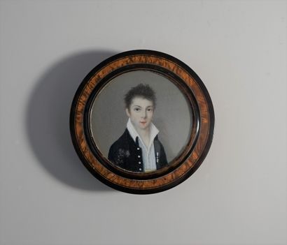 Round box in tortoiseshell and burl veneer,...