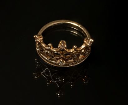 BAGUE en or jaune 18K (750/°°) figurant une...