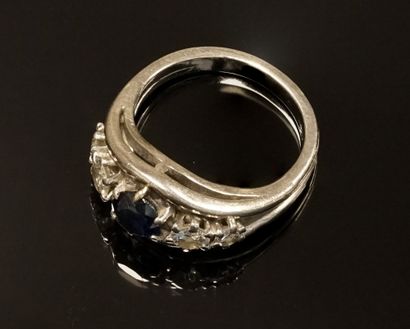 RING in 18k (750/°°) white gold wire centered...