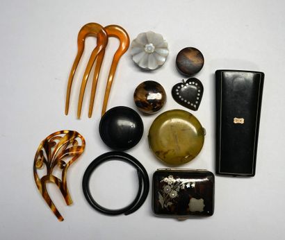 SET in blond and brown horn, mother-of-pearl...