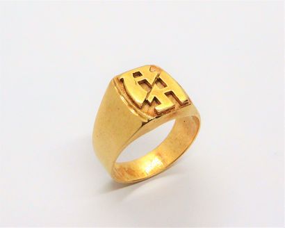CHEVALIERE en or jaune 18K (750/°°) dessus...