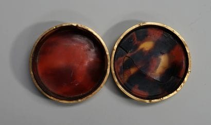 Round box, the interior in tortoiseshell,...